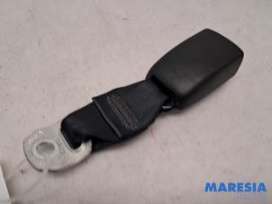 Używane Wtyk pasa bezpieczenstwa prawy tyl Peugeot 107 1.0 12V Cena € 10,00 Procedura marży oferowane przez Maresia Parts