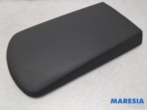 Gebruikte Armleuning Peugeot 3008 I (0U/HU) 1.6 16V THP 155 Prijs € 50,00 Margeregeling aangeboden door Maresia Parts