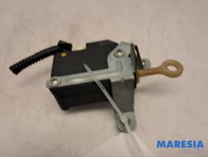 Begagnade Låsmekanism, baklucka Peugeot 107 1.0 12V Pris € 20,00 Marginaltabell erbjuds av Maresia Parts