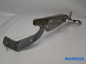Używane Rama reflektora prawa Citroen C4 Picasso (3D/3E) 1.6 16V THP 155 Cena € 35,00 Procedura marży oferowane przez Maresia Parts