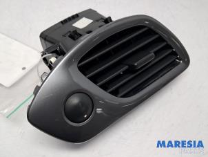 Używane Kratka wentylacyjna deski rozdzielczej Renault Scénic III (JZ) 1.6 Energy dCi 130 Cena € 15,00 Procedura marży oferowane przez Maresia Parts