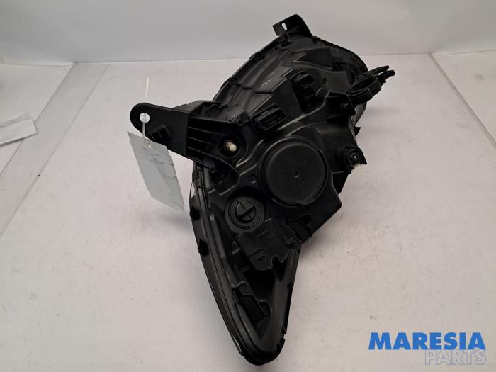 Koplamp rechts van een Renault Captur (2R) 0.9 Energy TCE 12V 2013