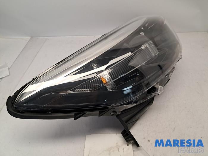 Koplamp rechts van een Renault Captur (2R) 0.9 Energy TCE 12V 2013