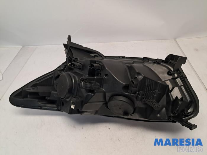 Koplamp rechts van een Renault Captur (2R) 0.9 Energy TCE 12V 2013