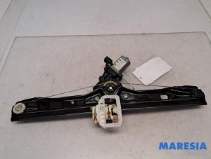 Używane Mechanizm szyby lewej przedniej wersja 4-drzwiowa Fiat Panda/Pandina (312) 0.9 TwinAir 60 Cena € 50,00 Procedura marży oferowane przez Maresia Parts