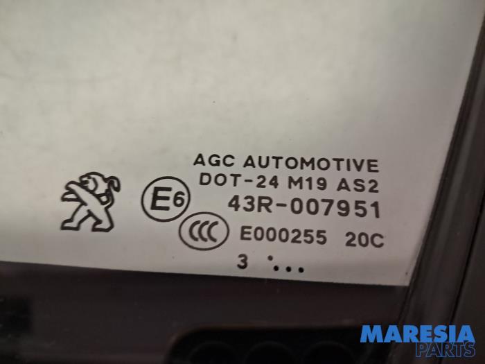 Sidofönster, vänster fram från en Peugeot 2008 (CU) 1.2 Vti 12V PureTech 82 2014