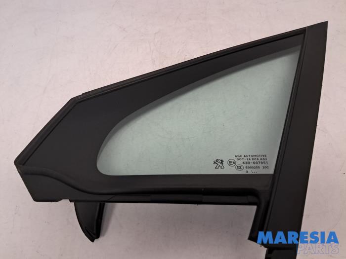 Sidofönster, vänster fram från en Peugeot 2008 (CU) 1.2 Vti 12V PureTech 82 2014