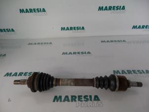 Gebruikte Aandrijfas links-voor Peugeot 206 CC (2D) 1.6 16V Prijs € 75,00 Margeregeling aangeboden door Maresia Parts