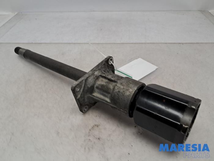 Drivaxel, vänster fram från en Alfa Romeo Giulia (952) 2.0 T 16V Veloce Q4 2018