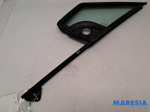 Używane Trójkatna szyba lewy przód Peugeot Partner (GC/GF/GG/GJ/GK) 1.6 BlueHDi 100 Cena € 127,05 Z VAT oferowane przez Maresia Parts