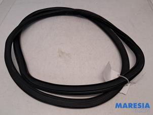 Begagnade Dörrtätning, 4-dörrars, höger bak Opel Crossland (X) 1.2 12V Pris € 17,50 Marginaltabell erbjuds av Maresia Parts