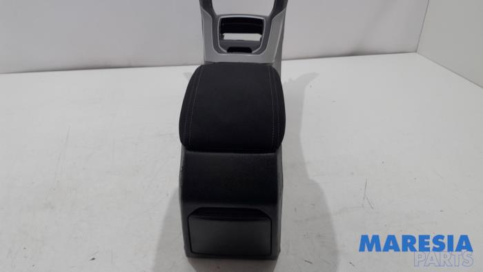 Mittkonsol från en Peugeot 308 SW (L4/L9/LC/LJ/LR) 1.2 12V e-THP PureTech 130 2016