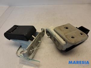 Begagnade Gångjärn, bakdörr, vänster Peugeot Expert (G9) 1.6 HDi 90 Pris € 60,50 Inklusive moms erbjuds av Maresia Parts