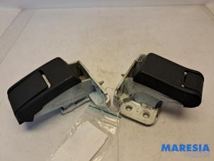 Begagnade Gångjärn, bakdörr, höger Peugeot Expert (G9) 1.6 HDi 90 Pris € 60,50 Inklusive moms erbjuds av Maresia Parts