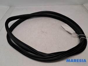 Gebruikte Deurrubber 4Deurs rechts-achter Alfa Romeo Giulietta (940) 1.4 TB 16V MultiAir Prijs € 20,00 Margeregeling aangeboden door Maresia Parts