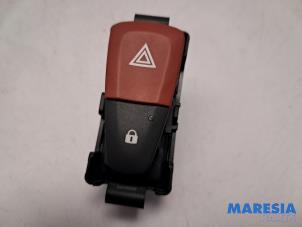 Begagnade Nödbelysningsbrytare Renault Megane III CC (EZ) 1.4 16V TCe 130 Pris € 10,00 Marginaltabell erbjuds av Maresia Parts