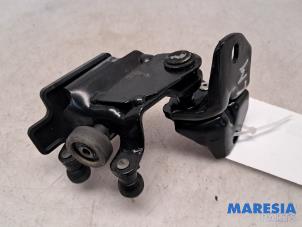 Begagnade Rullskena, skjutdörr, höger Fiat Ducato (250) 2.3 D 120 Multijet Pris € 102,85 Inklusive moms erbjuds av Maresia Parts