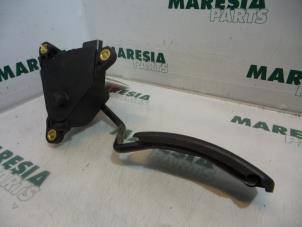 Używane Czujnik polozenia pedalu gazu Renault Grand Scénic II (JM) 2.0 16V Cena € 29,95 Procedura marży oferowane przez Maresia Parts