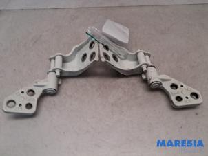 Begagnade Gångjärn, bakdörr, vänster Opel Combo Cargo 1.5 CDTI 100 Pris € 48,40 Inklusive moms erbjuds av Maresia Parts