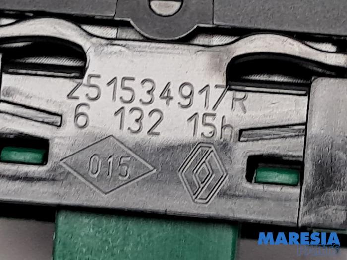 ASR-brytare från en Renault Clio IV (5R) 0.9 Energy TCE 90 12V 2016