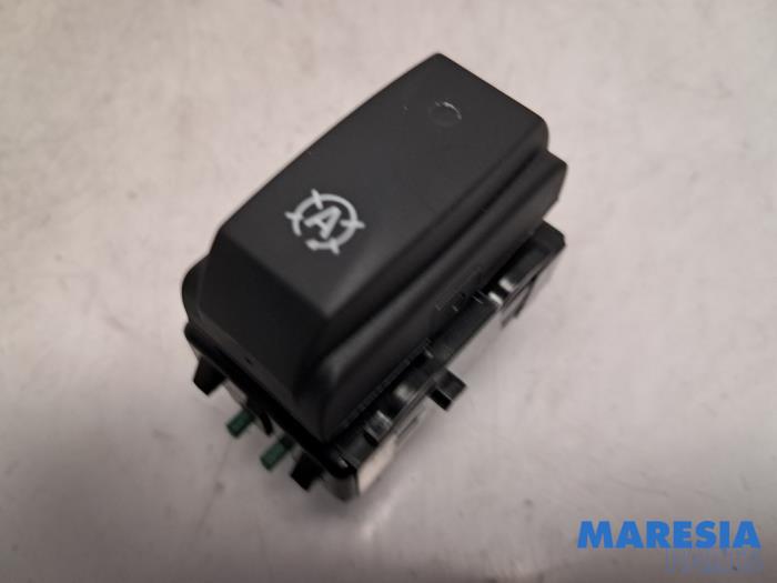 ASR-brytare från en Renault Clio IV (5R) 0.9 Energy TCE 90 12V 2016