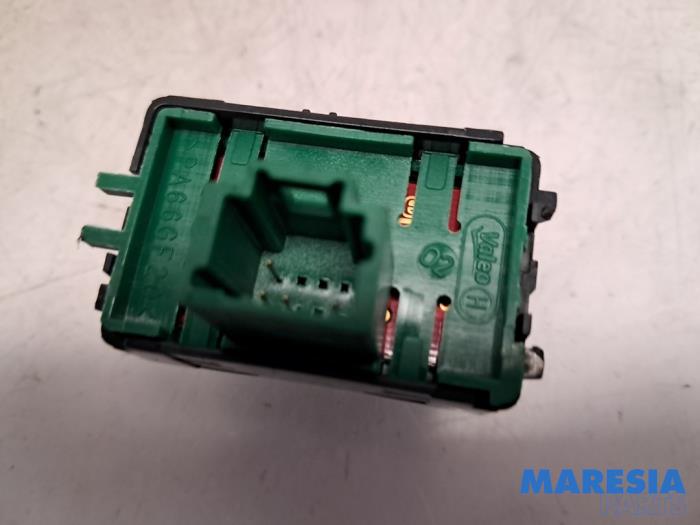 ASR-brytare från en Renault Clio IV (5R) 0.9 Energy TCE 90 12V 2016