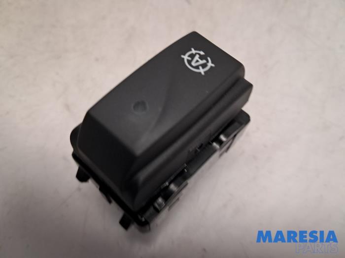 ASR-brytare från en Renault Clio IV (5R) 0.9 Energy TCE 90 12V 2016