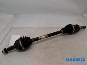 Begagnade Drivaxel, vänster fram Renault Captur (2R) 0.9 Energy TCE 12V Pris € 80,00 Marginaltabell erbjuds av Maresia Parts