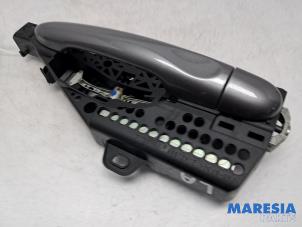 Begagnade Dörrhandtag, 4-dörrars, vänster bak Renault Captur (2R) 0.9 Energy TCE 12V Pris € 25,00 Marginaltabell erbjuds av Maresia Parts