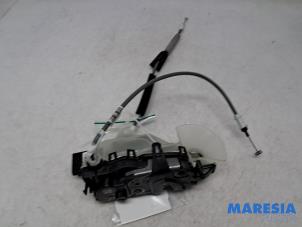 Begagnade Dörrlåsmekanism, 4-dörrars, vänster fram Peugeot 208 II (UB/UH/UP) 1.2 Hybrid 136 Pris € 40,00 Marginaltabell erbjuds av Maresia Parts