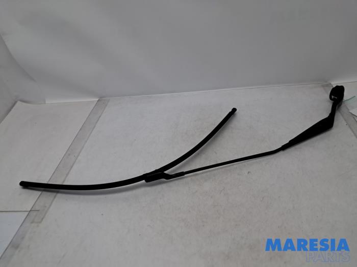 Främre torkararm från en Renault Scénic IV (RFAJ) 1.3 TCE 140 16V 2018