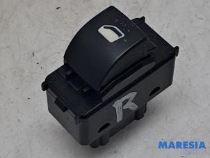 Begagnade Brytare, eldrivna fönster Citroen Berlingo Cinqspace, Multispace 1.6 VTi 95 16V Pris € 10,00 Marginaltabell erbjuds av Maresia Parts