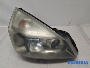 Begagnade Strålkastare, höger Renault Espace (JK) 2.0 16V Pris € 100,00 Marginaltabell erbjuds av Maresia Parts