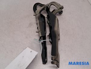 Begagnade Gångjärn, motorhuv Peugeot 207 CC (WB) 1.6 16V THP Pris € 24,95 Marginaltabell erbjuds av Maresia Parts