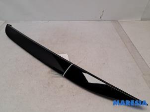 Begagnade Dekorstripe Peugeot 2008 (CU) 1.2 12V e-THP PureTech 110 Pris € 50,00 Marginaltabell erbjuds av Maresia Parts