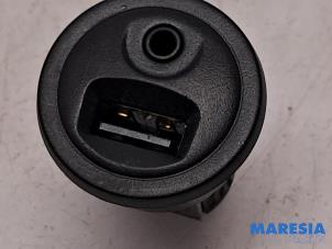 Begagnade AUX/USB-anslutning Peugeot 2008 (CU) 1.2 12V e-THP PureTech 110 Pris € 14,99 Marginaltabell erbjuds av Maresia Parts