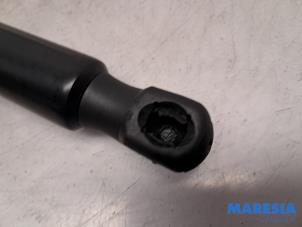 Używane Amortyzator gazowy lewy tyl Peugeot 5008 II (M4/MC/MJ/MR) 1.2 12V e-THP PureTech 130 Cena € 30,00 Procedura marży oferowane przez Maresia Parts