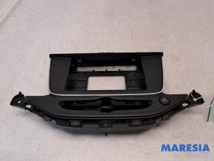 Gebruikte Radio omlijsting Opel Astra K Sports Tourer 1.2 Turbo 12V Prijs € 25,00 Margeregeling aangeboden door Maresia Parts