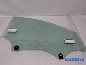 Gebruikte Portierruit 4Deurs rechts-voor Peugeot 5008 II (M4/MC/MJ/MR) 1.2 12V e-THP PureTech 130 Prijs € 90,00 Margeregeling aangeboden door Maresia Parts