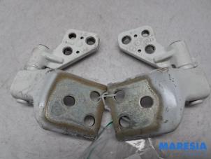 Begagnade Gångjärn, bakdörr, vänster Peugeot Partner (EF/EU) 1.5 BlueHDi 75 Pris € 48,40 Inklusive moms erbjuds av Maresia Parts