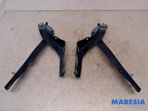 Gebruikte Motorkap Scharnier Peugeot 307 CC (3B) 2.0 16V Prijs € 30,00 Margeregeling aangeboden door Maresia Parts