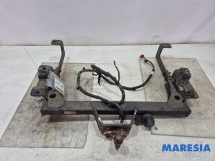 Gebruikte Trekhaak Renault Master III (MA/MB/MC/MD/MH/MF/MG/MH) 2.3 dCi 16V Prijs € 211,74 Inclusief btw aangeboden door Maresia Parts