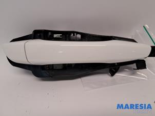 Begagnade Dörrhandtag, 4-dörrars, höger bak Opel Corsa F (UB/UH/UP) 1.2 Turbo 12V 130 Pris € 19,50 Marginaltabell erbjuds av Maresia Parts