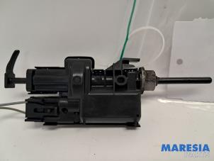 Begagnade Tanklåsmotor Renault Megane III Grandtour (KZ) 1.2 16V TCE 115 Pris € 14,99 Marginaltabell erbjuds av Maresia Parts