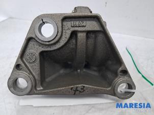 Używane Wspornik silnika Renault Grand Scénic III (JZ) 1.4 16V TCe 130 Cena € 24,99 Procedura marży oferowane przez Maresia Parts