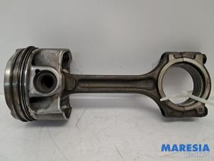 Gebruikte Drijfstang Renault Megane III Grandtour (KZ) 1.2 16V TCE 115 Prijs € 60,00 Margeregeling aangeboden door Maresia Parts