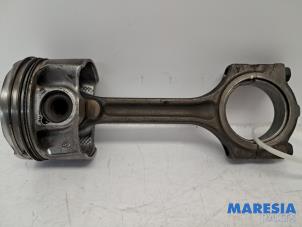 Gebruikte Drijfstang Renault Megane III Grandtour (KZ) 1.2 16V TCE 115 Prijs € 60,00 Margeregeling aangeboden door Maresia Parts