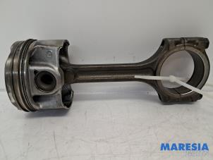 Gebruikte Drijfstang Renault Megane III Grandtour (KZ) 1.2 16V TCE 115 Prijs € 60,00 Margeregeling aangeboden door Maresia Parts