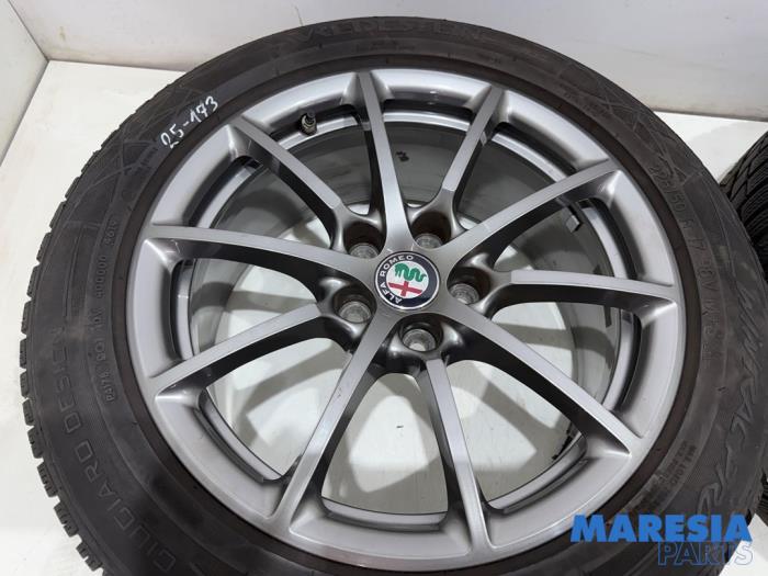 Zestaw felg sportowych + opony zimowe z Alfa Romeo 159 Sportwagon (939BX) 1.8 TBi 16V 2010