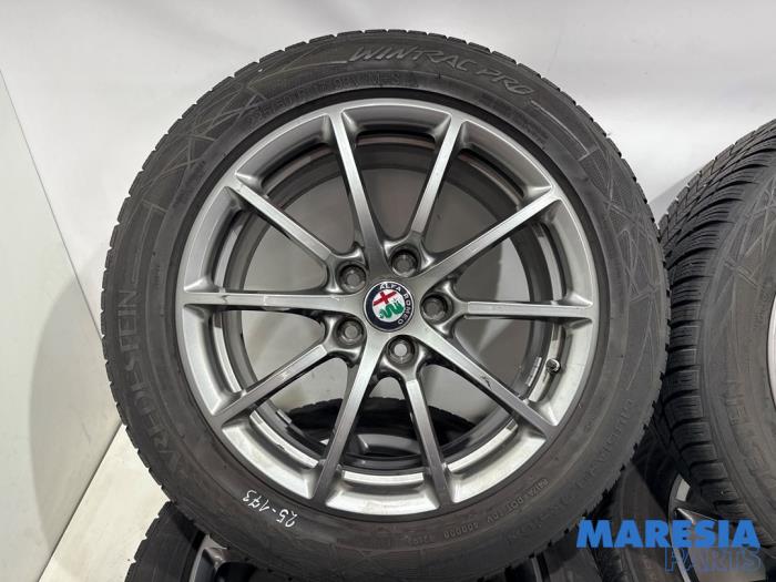 Zestaw felg sportowych + opony zimowe z Alfa Romeo 159 Sportwagon (939BX) 1.8 TBi 16V 2010